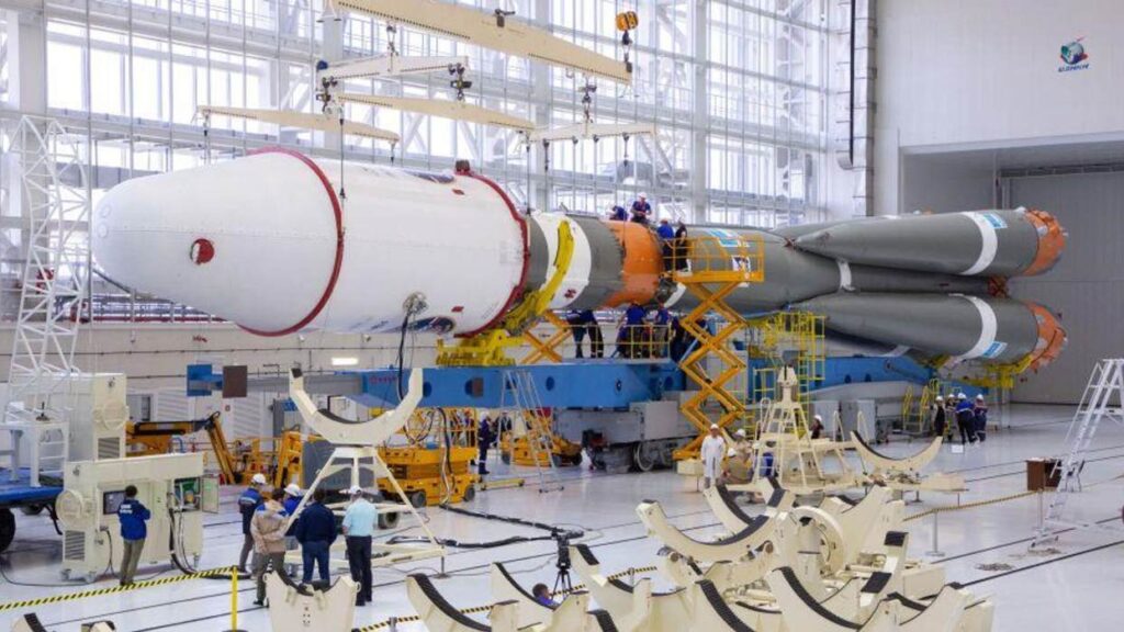 instalan el cohete que realizara la primera mision lunar en la historia moderna de rusia 130947