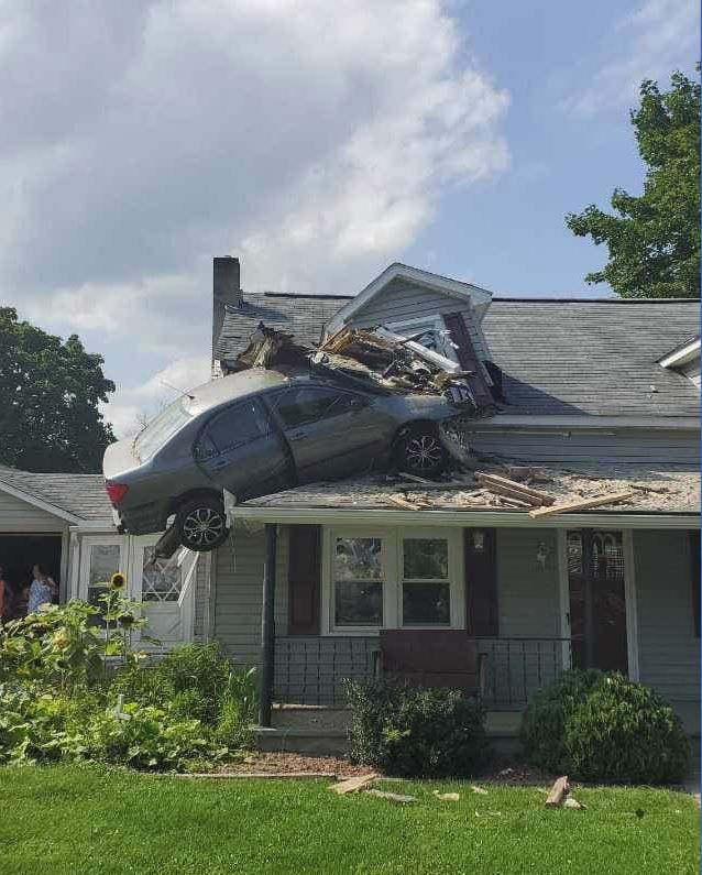 Auto voló varios metros por los aires y aterrizó en el segundo piso de una casa en Estados Unidos 3 xxx22TLo Auto