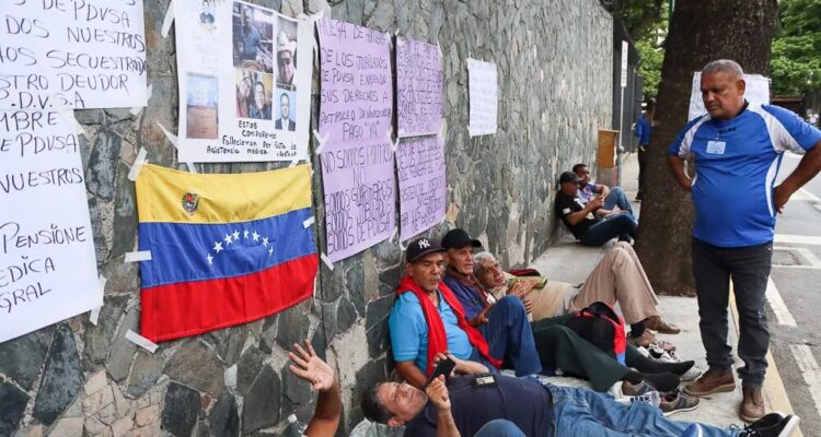 Jubilados de PDVSA iniciaron huelga de hambre en Caracas 1 Jubilados de PDVSA hacen huelga de hambre Mairet Chourio 3