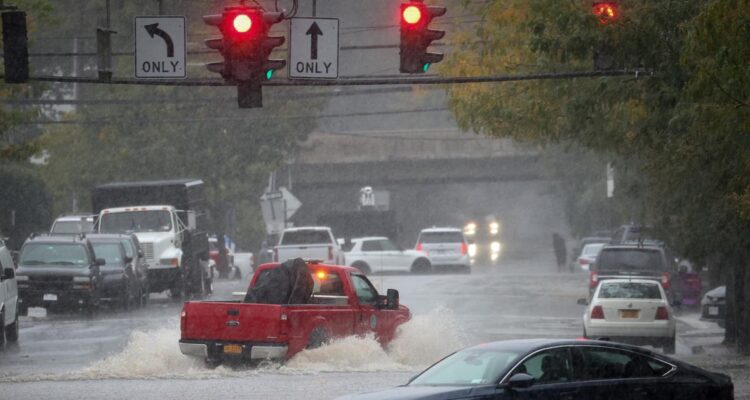 Nueva York en alerta por lluvias e inundaciones que afectan a los medios de transporte (+Videos) 1 Nueva York lluvias