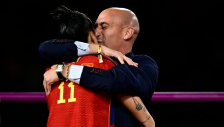 Rubiales abraza a Jenni Hermoso
