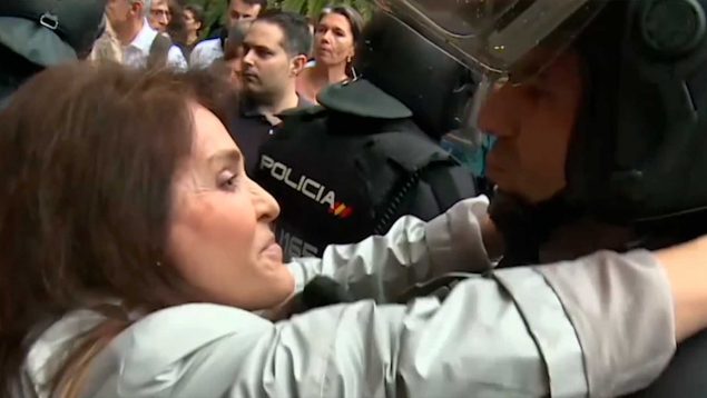 Un policía denunció el beso «no consentido» de una mujer en España 1 beso Policia Espana