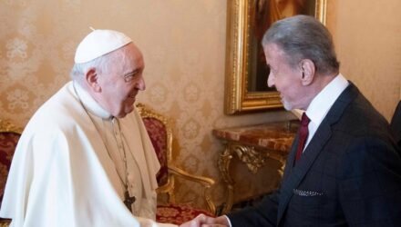 el papa francisco recibe al actor y cineasta sylvester stallone