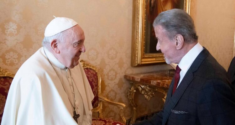 el papa francisco recibe al actor y cineasta sylvester stallone