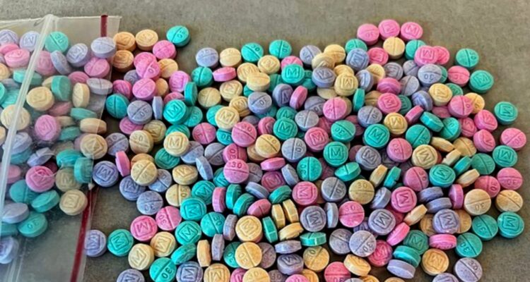 Pekín exigirá licencias para exportar precursores del fentanilo a EE. UU., México y Canadá 1 fentanilo dea rainbow fentanyl