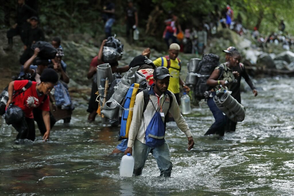 En pocos días comenzarán los vuelos de deportación de migrantes venezolanos desde EE. UU. 2 migrantes darien EFE
