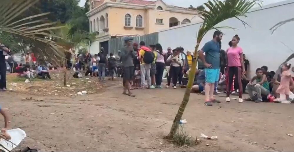 Llamaron a la solidaridad internacional para atender a migrantes en Honduras: la mayoría son venezolanos 2 migrantes se amontonan 1000x520 1