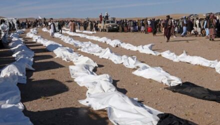 Cuerpos cubiertos con sabana tra terremoto en afganistan 905x613 1
