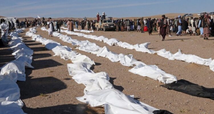 Más de 12.000 afectados y 20 pueblos destruidos por los terremotos de Afganistán 1 Cuerpos cubiertos con sabana tra terremoto en afganistan 905x613 1