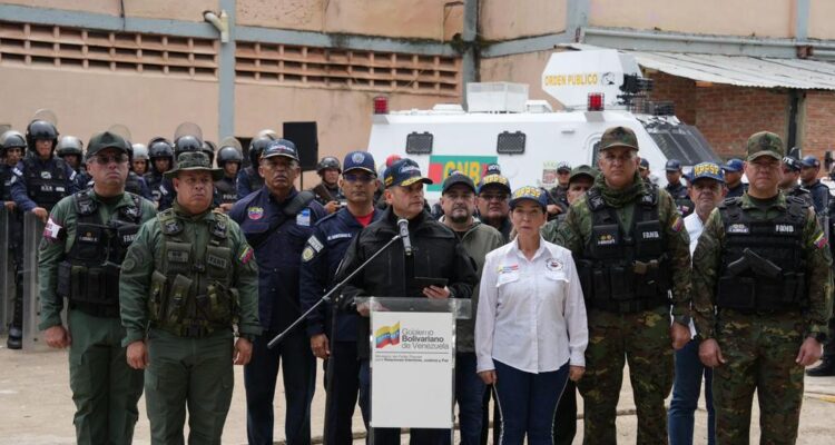 Ministro Ceballos Ichaso: Acabamos con el pranato «en el país» (+fotos y video) 1 F9Yny9sWoAE2OjL