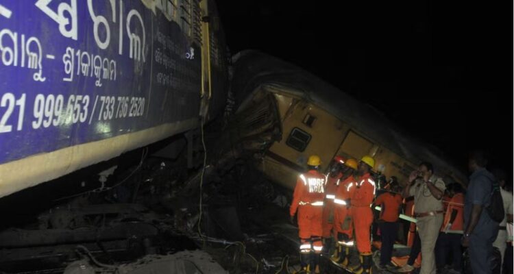 Al menos 14 muertos y varios heridos al chocar dos trenes de pasajeros en la India 1 INDIA