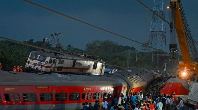 Al menos 14 muertos y varios heridos al chocar dos trenes de pasajeros en la India 2 India accidente