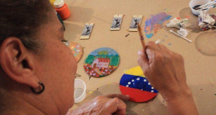 ONG enseñan a migrantes en México a elaborar artesanías para subsistir 1 MIGRANTES ONG MEXICO EFE 1080x675 1