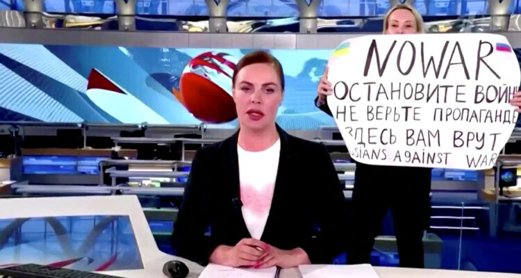 Condenaron a la periodista que protestó contra la guerra en TV 1 Periodista ri