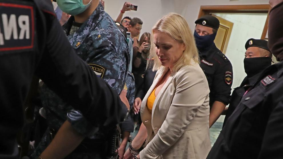 Condenaron a la periodista que protestó contra la guerra en TV 2 Rusa Periodista