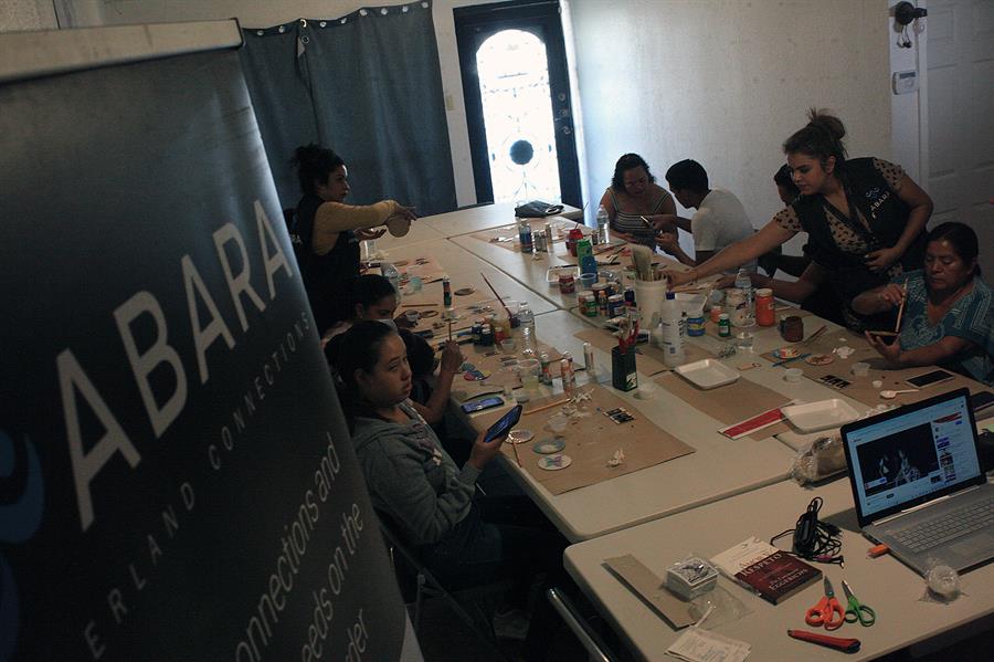 ONG enseñan a migrantes en México a elaborar artesanías para subsistir 3 Una mujer migrante realiza manualidades artesanales