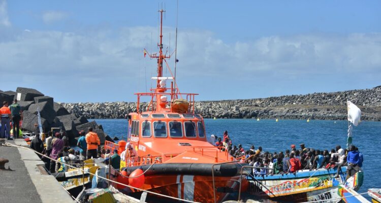 Más de 1.600 migrantes llegaron este fin de semana a Canarias 1 cayuco canarias hierro restinga 23102023