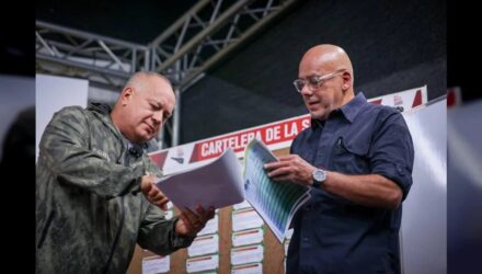 diosdado cabello y jorge rodriguez con el mazo dando