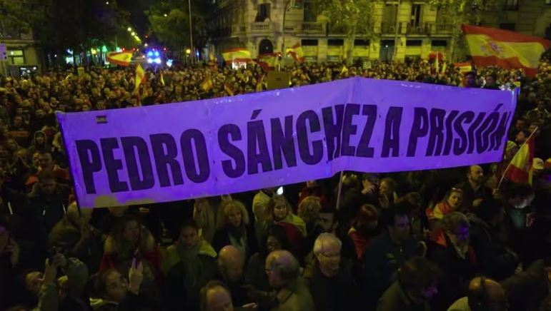 Pedro Sánchez es investido como presidente de España 2 Protestas en contra de Sanchez