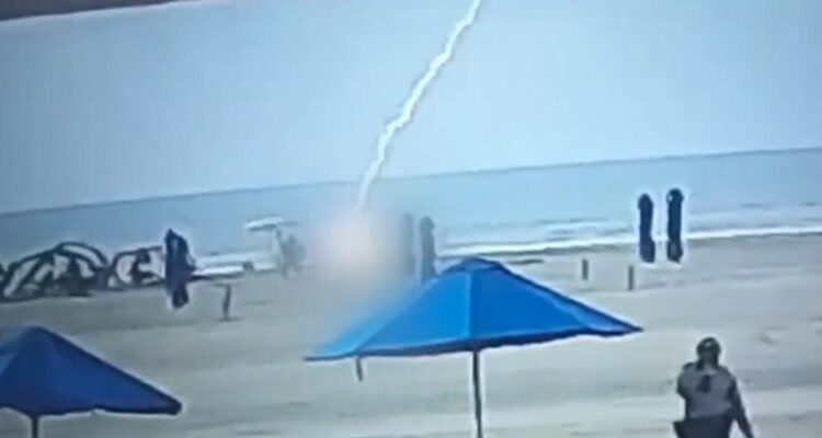 Murió una venezolana tras ser impactada por un rayo en una playa en Cartagena (+Video) 1 Rayo mato a una mujer