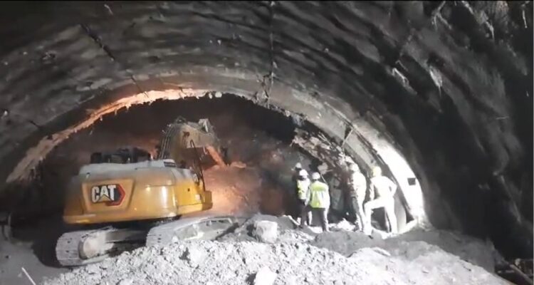 india derrumbe tunel trabajadores atrapados