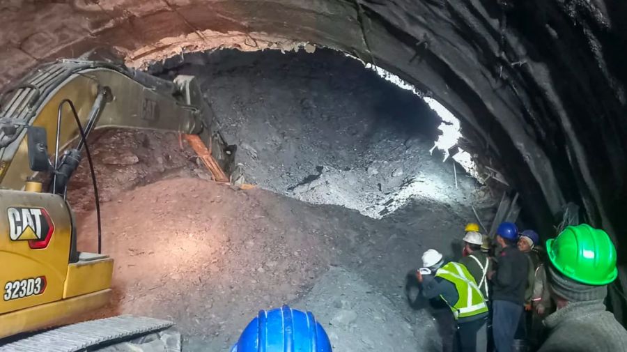 india lucha por rescatar a 40 obreros atrapados tras el derrumbe de un tunel 1697519