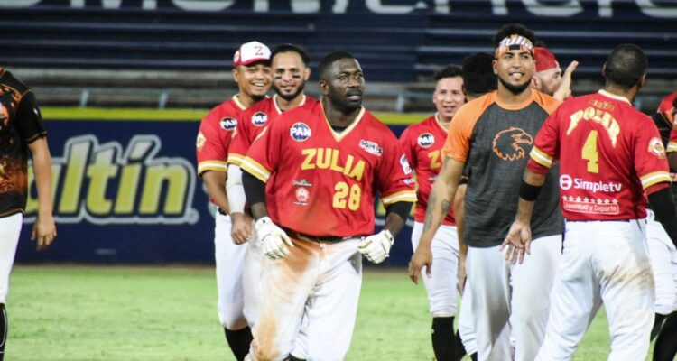 Águilas dejó en el terreno a Tiburones para cortarle su racha 1 Aguilas 5