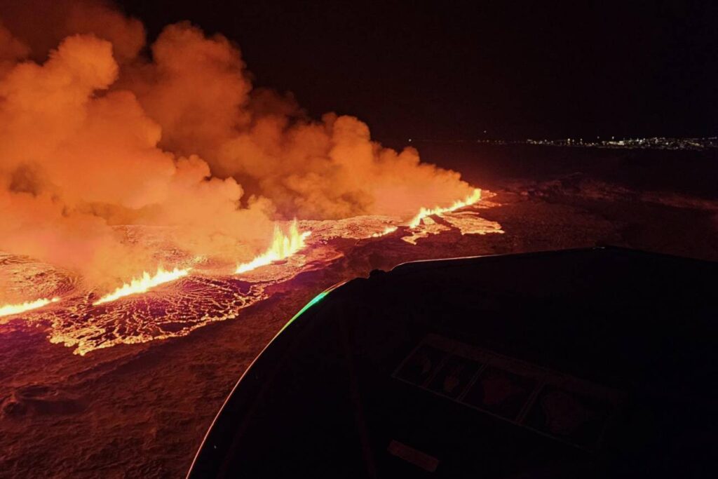 Entra en erupcion el volcan islandes en la peninsula de Reykjanes