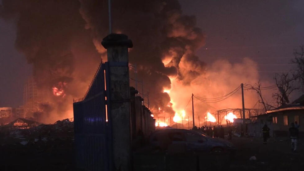 Al menos 14 muertos y 190 heridos por el incendio de un depósito de combustible en Guinea 2 IncendioenGuinea
