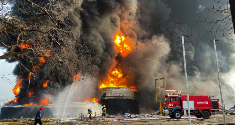 Al menos 14 muertos y 190 heridos por el incendio de un depósito de combustible en Guinea 1 Incendioo