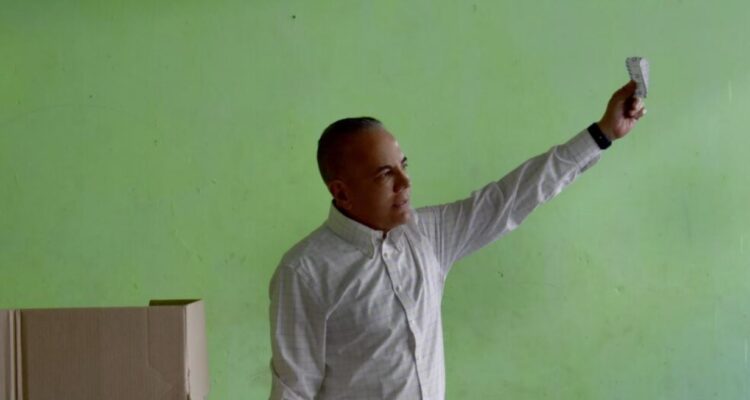 Gobernador Rosales: Hoy participamos en este referendum siguiendo el mandato de la Plataforma Unitaria, analizando y opinando sobre sus preguntas 1 Rosales voto