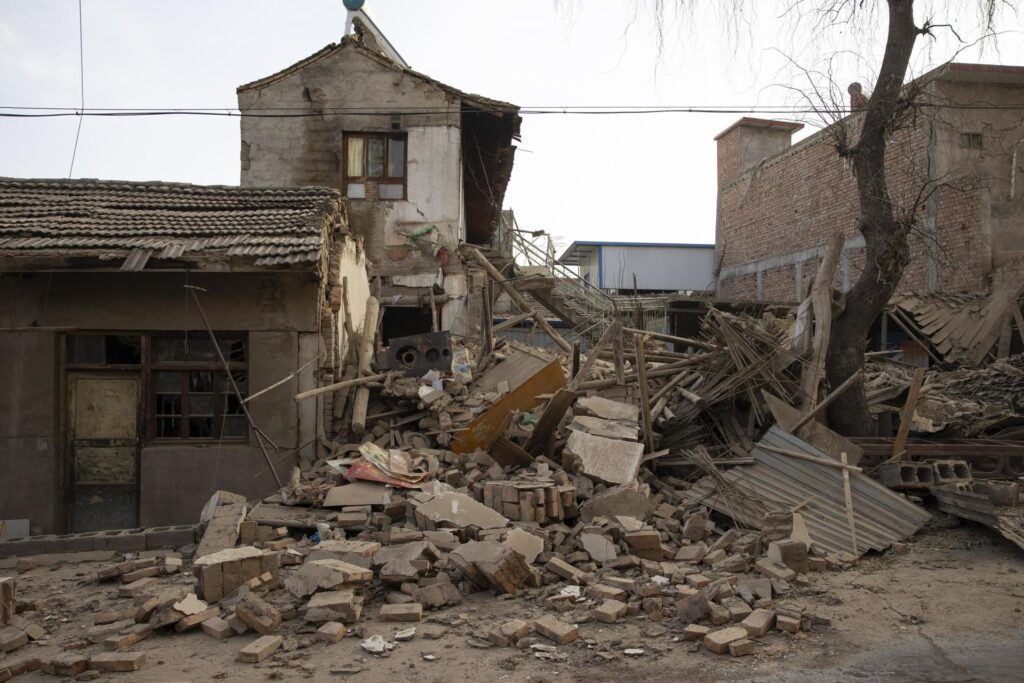 Subió a 148 cifra de muertos por terremoto de magnitud 6.2 en China 2 Sube a 135 el numero de muertos por terremoto en China y doce personas desaparecidas