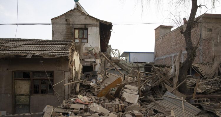 Sube a 135 el numero de muertos por terremoto en China y doce personas desaparecidas