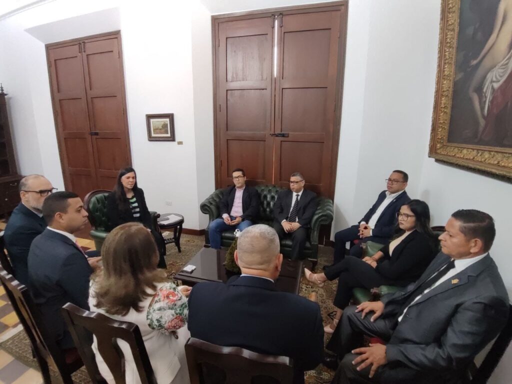 Gobernación del Zulia recibió comisión delegada del CLEZ para informar la clausura del Segundo Periodo de Sesiones Ordinarias 2 WhatsApp Image 2023 12 15 at 5.30.19 PM