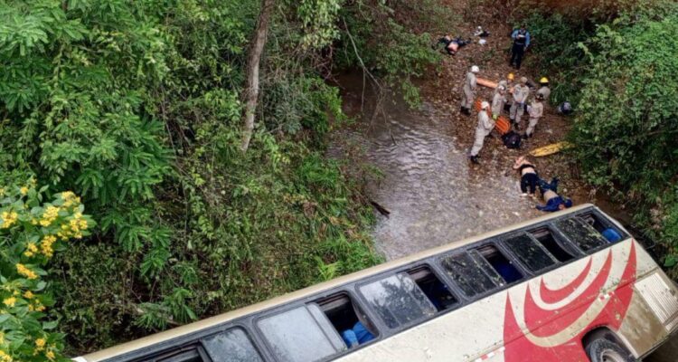 caer autobus por un puente en Honduras