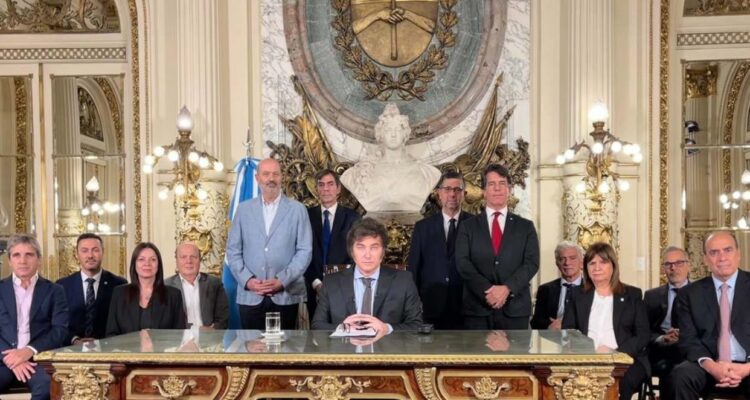 Milei deroga más de 300 leyes para desregular la economía y evitar «la peor crisis de la historia» y el pueblo reaccionó 1 milei deroga mas de 300 leyes para desregular la economia y evitar la peor crisis de la historia 139782