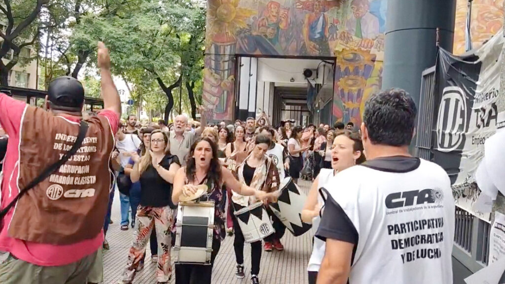 Encuesta revela caída libre en la popularidad de Milei y ya hay malestar en las Fuerzas Armadas argentinas 2 Argentina23