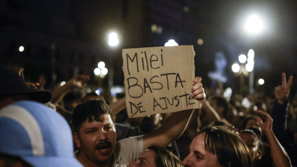 Encuesta revela caída libre en la popularidad de Milei y ya hay malestar en las Fuerzas Armadas argentinas 3 Argentina54
