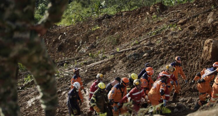 Ascendió a 38 la cifra de muertos por los derrumbes en Chocó, Colombia 1 Derrumbe Colombia