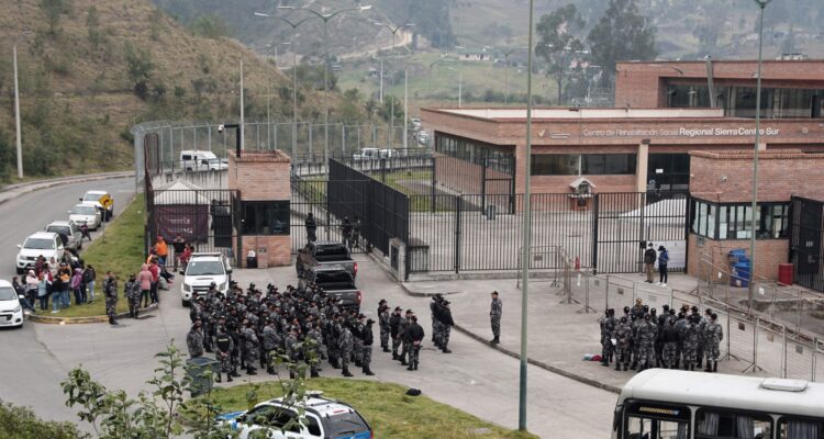 Ecuador: Militares y policías irrumpieron en cárceles, anunciaron liberación de funcionarios retenidos 1 Ecuador88