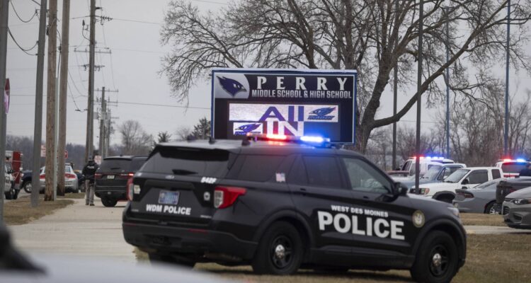 Murió el autor del tiroteo en la escuela de Iowa 1 Tiroteo11