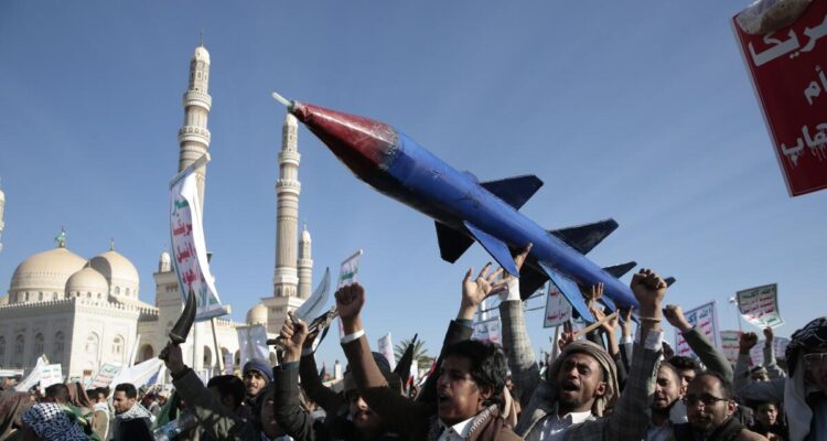 Hutíes de Yemen dispararon misiles contra buque de EE. UU. 1 Yemen3
