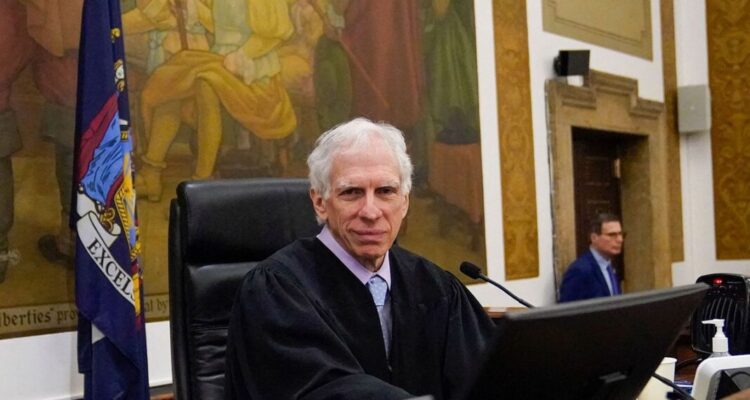 Amenazaron con una bomba la casa del juez que decidirá caso civil contra Trump 1 arthur engoron 1705583289 1068x712 1