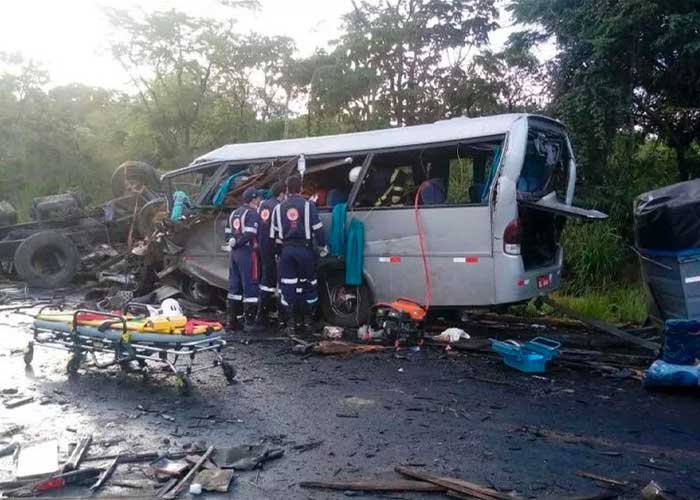 Choque contra un autobús turístico dejó 25 muertos en Brasil 2 choque3