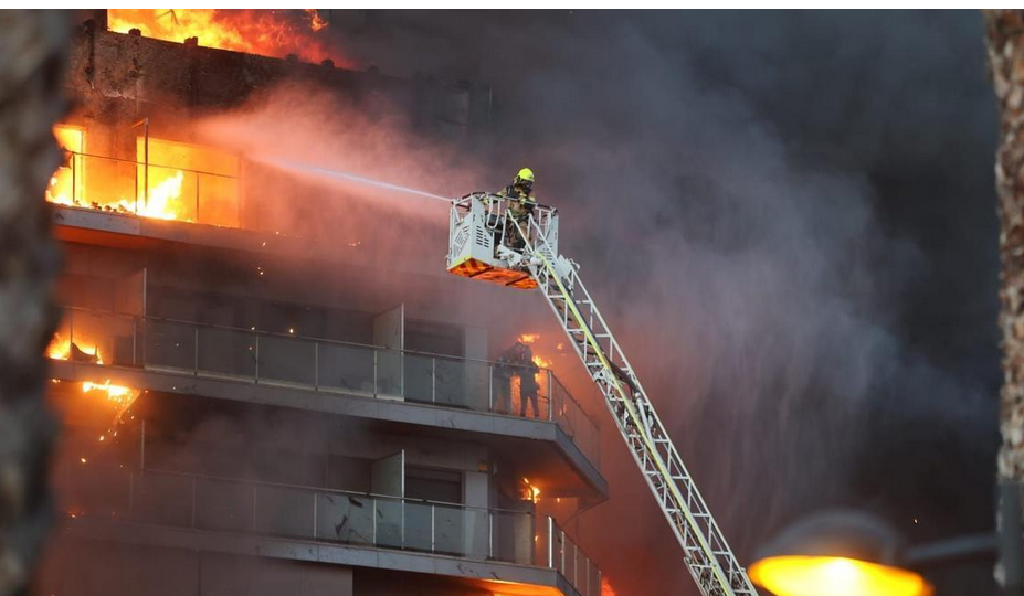 Cuatro muertos y 19 desaparecidos en el incendio de dos edificios de viviendas en España 7 Captura de pantalla 2024 02 23 a las 11.15.24