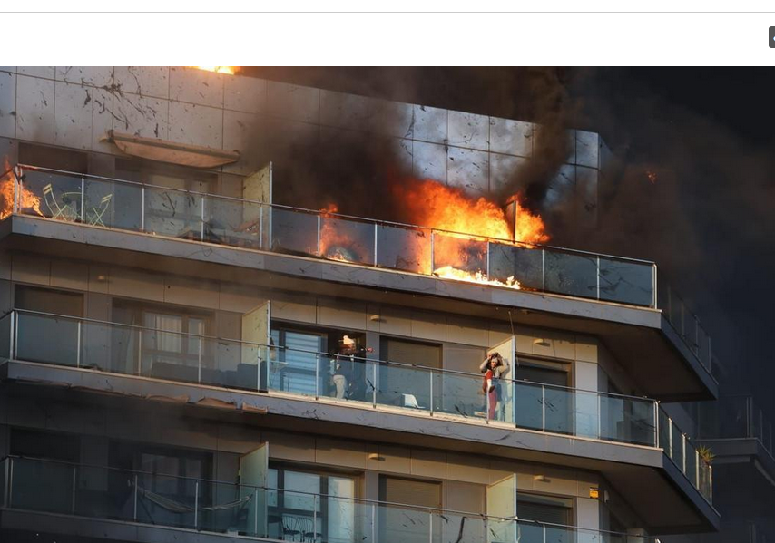 Cuatro muertos y 19 desaparecidos en el incendio de dos edificios de viviendas en España 4 incendio