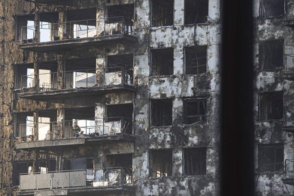 Cuatro muertos y 19 desaparecidos en el incendio de dos edificios de viviendas en España 2 Incendio Espana