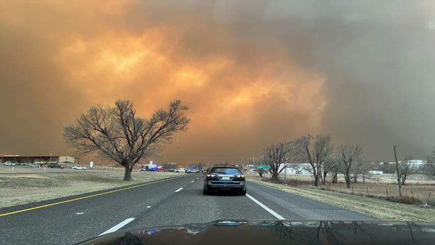 Incendios descontrolados mantienen en alerta a miles de ciudadanos en Texas 2 Incendio