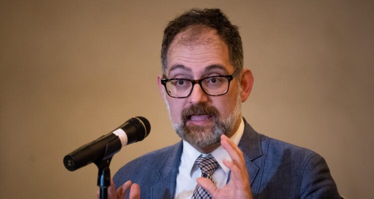 Relator de la ONU aseguró que sanciones afectan a programas de atención social 1 Michael Fakiri se especializa en el derecho a la alimentacion. Foto EFE scaled 1