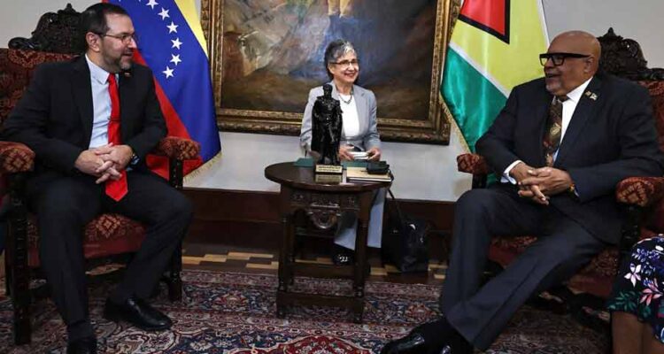 Canciller recibió al nuevo embajador de Guyana en Venezuela 1 canciller yvan gil recibe a richard van west charles 17223